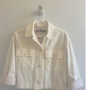 Zara Jacket made with linen. Lapel collar and long sleeves. Front patch pockets
